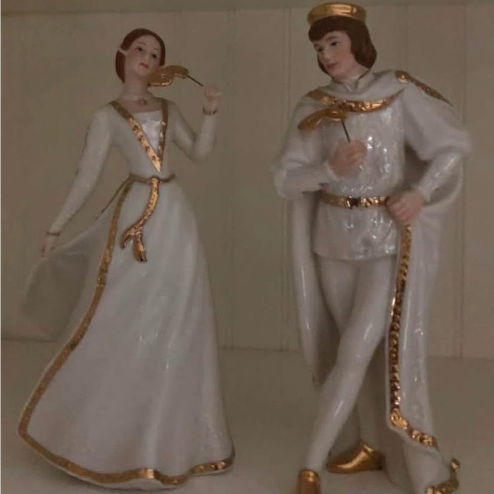 Elegant White and Gold Romeo & Juliette Masquerade Figurines